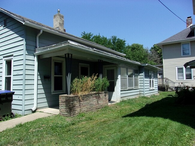 Building Photo - 406 N Van Buren St