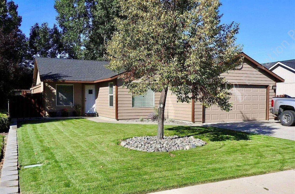 Foto principal - Comfortable Single-Level Home in NE Redmond