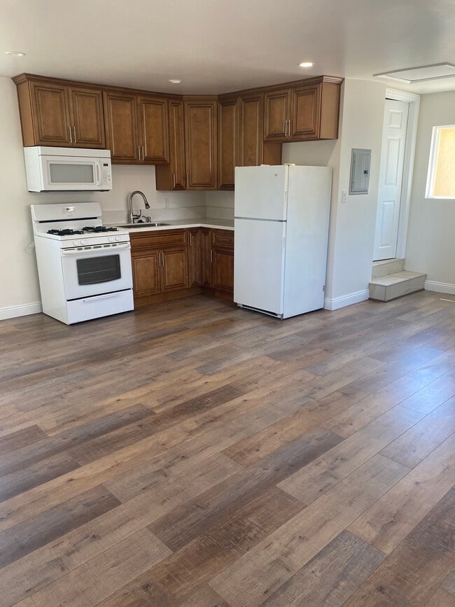 Large new single units kitchen - 11104 Oxnard St