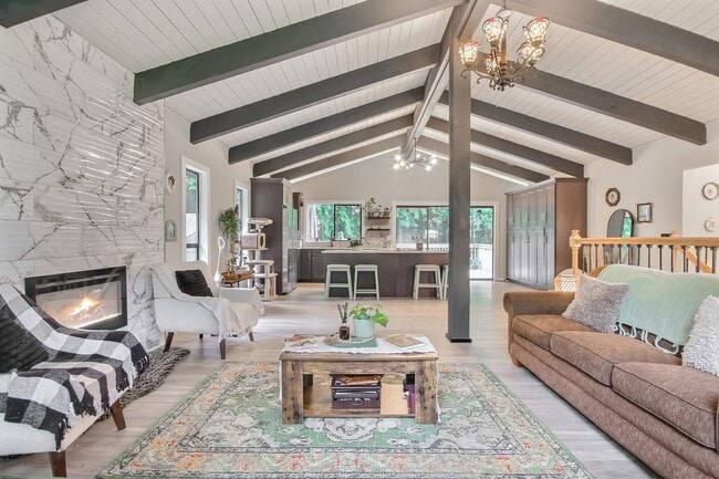 Building Photo - Stunning Home in Lake Stevens