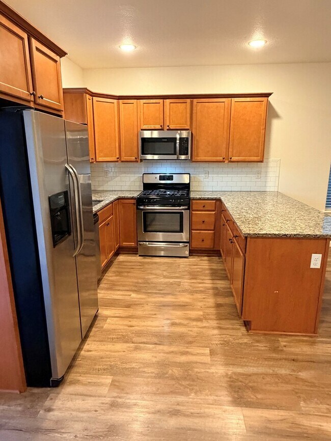 Foto del edificio - Beautiful Home w/Gas Fireplace, Plank Flooring, Fenced Yard, Garage, W/D & MORE!