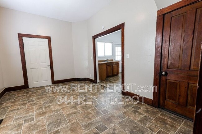 Building Photo - 1102 Harriet St