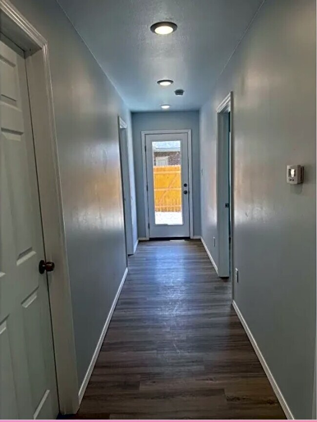 Building Photo - 5512 Unit B Jarvis