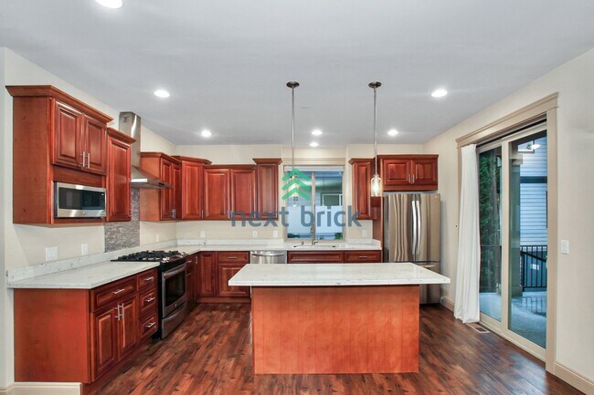 Foto del edificio - 4 BED & 2.5 BATH TOWNHOUSE FOR RENT