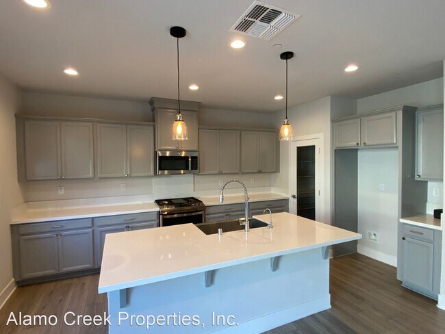 Building Photo - 4 br, 3 bath House - 925 Bergenia Street