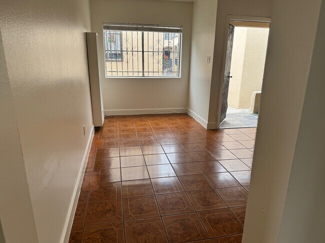 Foto del edificio - 839-841 W 83rd St