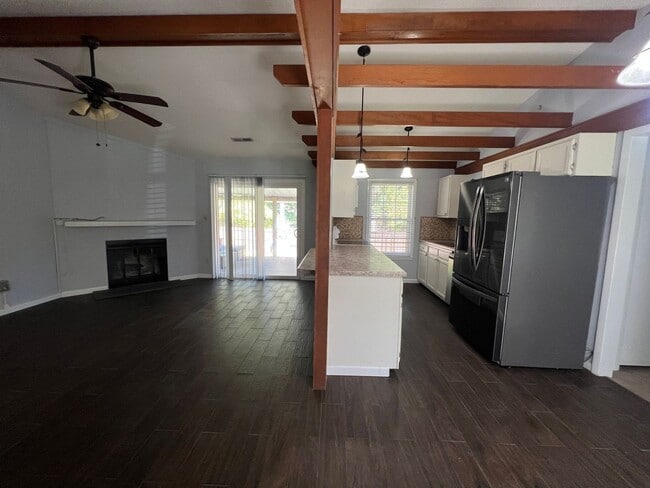 Building Photo - 3 bedroom, 2 bath House