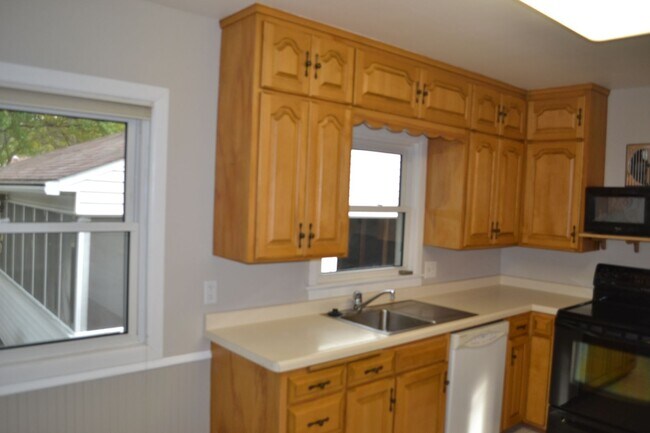 Building Photo - 3BR Home on Large Corner Lot – NW Rochester