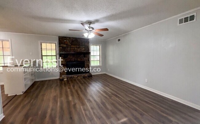 Building Photo - Welcome to a 3-Bed/2-Bath Charming Home with Fenced Yard/Available Now!