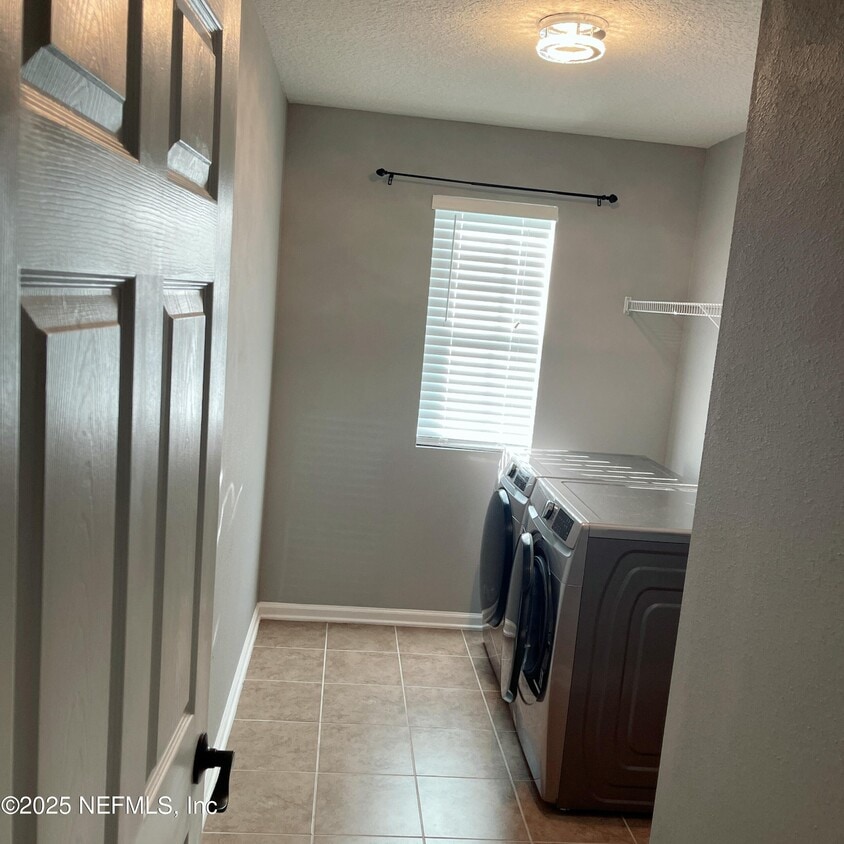 Building Photo - 12134 Alexandra Dr