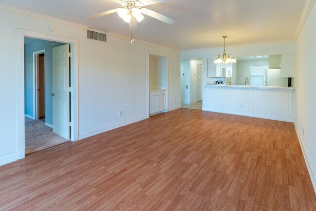 Foto del edificio - Well-Maintained 2BR/2BA Condo with Lake Vi...