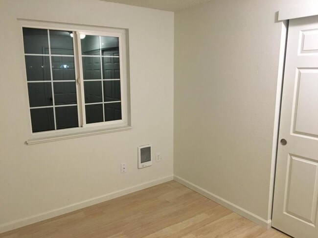 Building Photo - 2530 NE Parkwood St