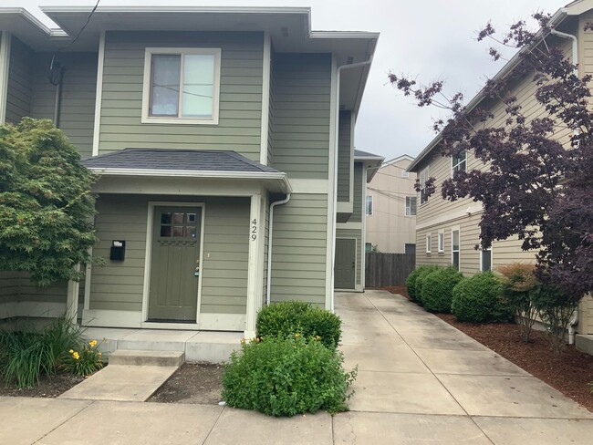 Building Photo - 16th St Duplex near campus