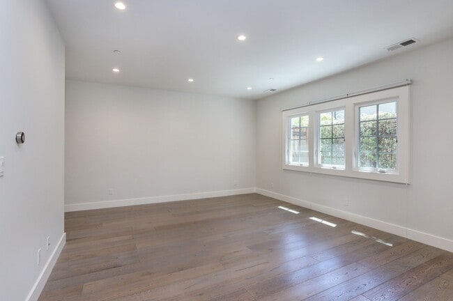 Building Photo - 2 Bed / 2.5 Bath Luxurious townhome near d...