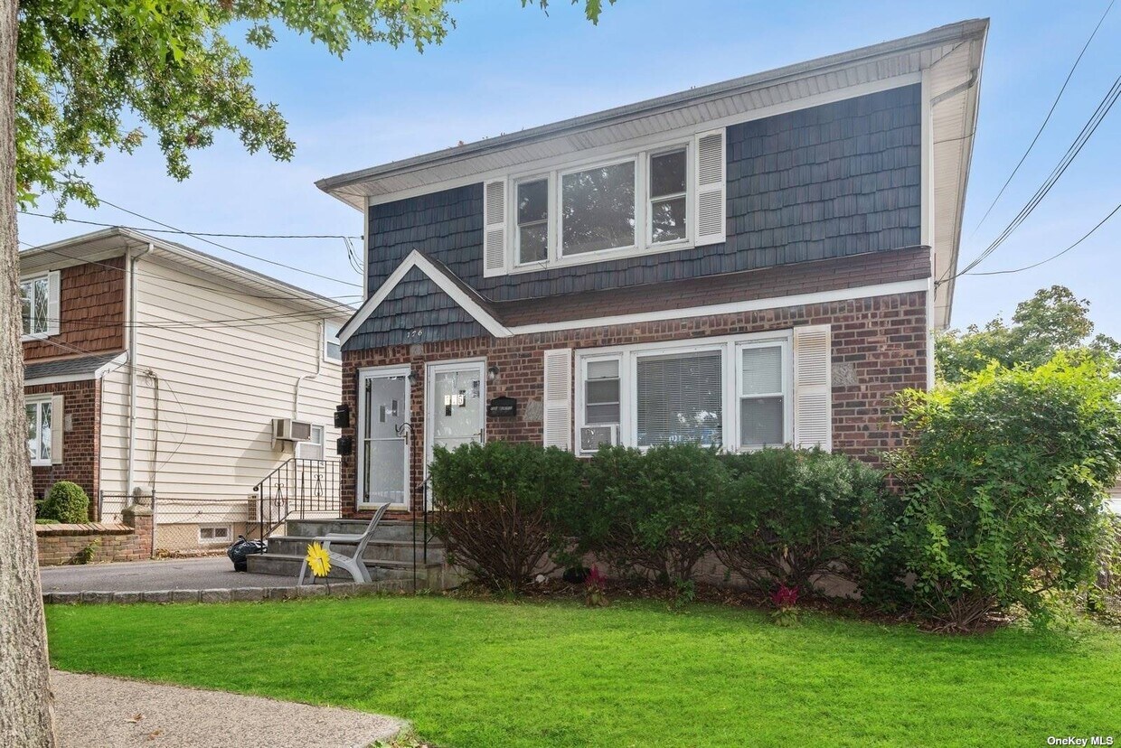 Primary Photo - 176 Nassau Blvd