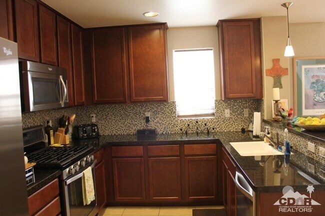 Foto del edificio - 52082 Rosewood Ln