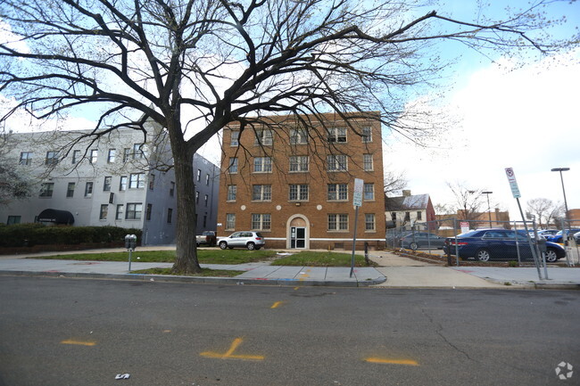 Foto del edificio - 816 Potomac Ave SE