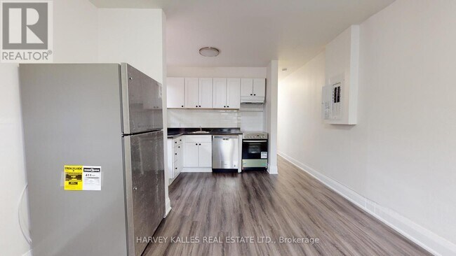 Building Photo - 1065 Bathurst St