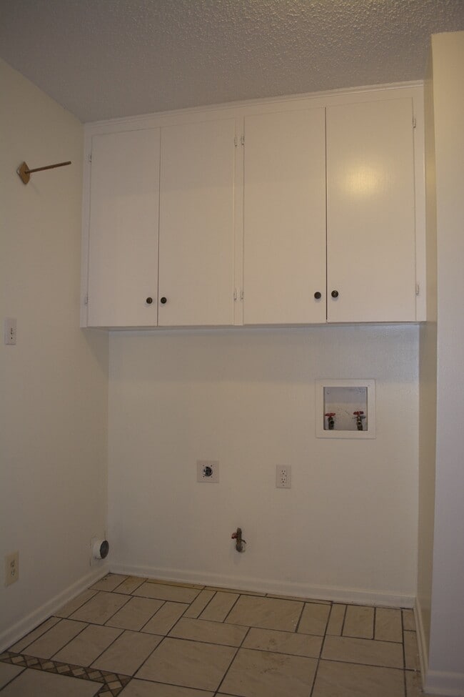 Building Photo - Spacious 4 Bedroom Home with multiple livi...