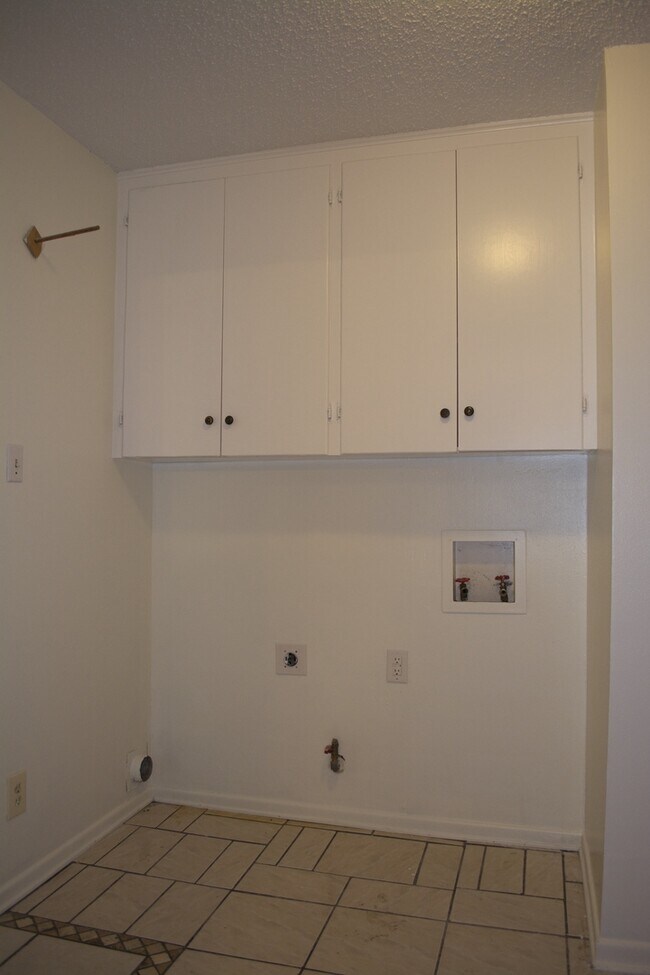 Foto del edificio - Spacious 4 Bedroom Home with multiple livi...