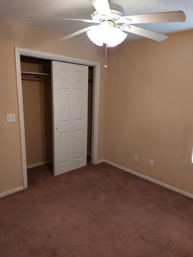 Building Photo - Beautiful 3 Bedroom Home in Legends West