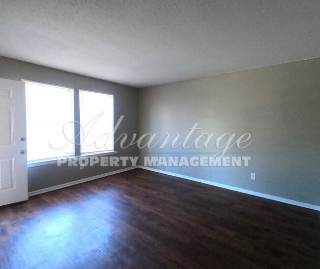 Building Photo - Very Nice Newly Rehabbed Duplex on Parkway...