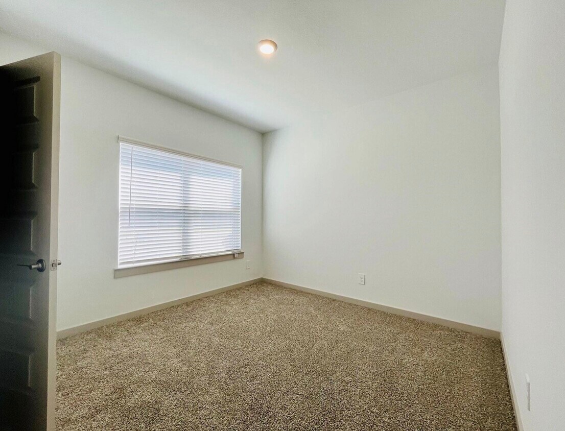 Building Photo - 3322 Silverton Dr