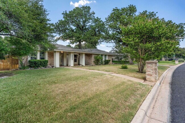 Foto del edificio - Updated 3BR Home | Sunroom | Hardwood Floors | Anderson Mill