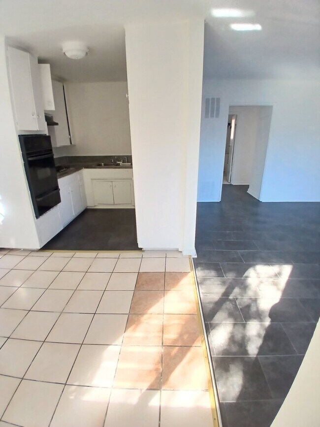 Building Photo - 4106 Rosewood Ave