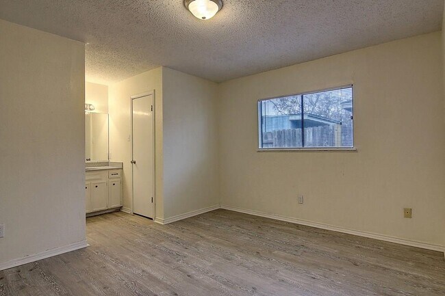 Building Photo - 2749 Allencrest Dr