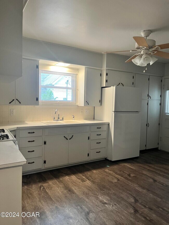 Foto del edificio - 708 Campbell St