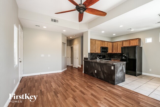 Foto del edificio - 8285 Harvest Spring Pl