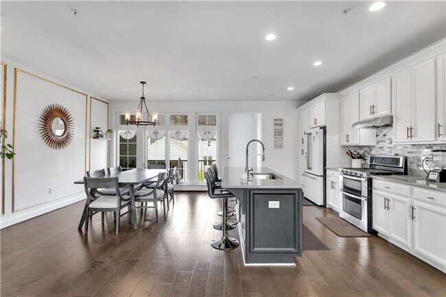 Foto del edificio - Refined Comfort Meets Modern Living — High...