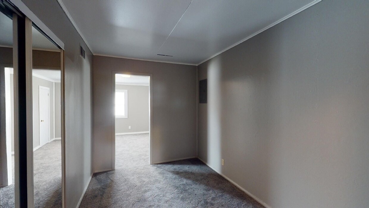 Primary Photo - 3 bed close to Belt and 36 Hwy