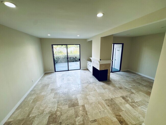 Foto del edificio - Remodeled 3/3 Townhome For Rent in Huntington Harbor!