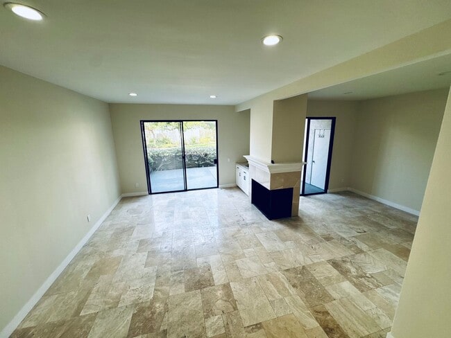 Foto del edificio - Remodelled 3/3 Townhome For Rent in Huntington Harbor!