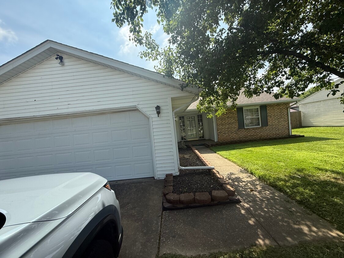 Building Photo - 3915 Yates Dr