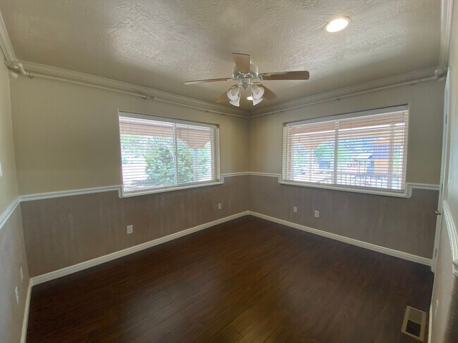Building Photo - Canyon Street Apartment M400 UTILITES INCL...