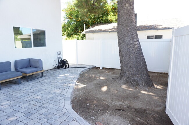 Building Photo - 10332 Jordan Ave