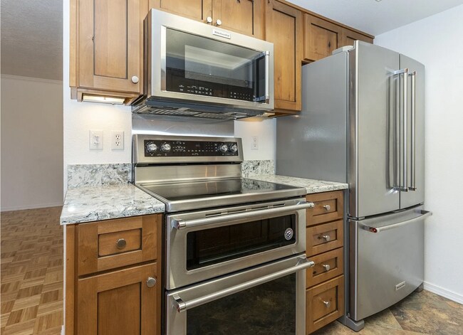 Building Photo - 2 bed, 2 bath rental condo in Lake Oswego ...