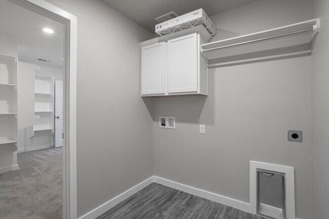 Foto del edificio - New Beginnings Start At AMRR: Spacious 3 bedroom in Midland!