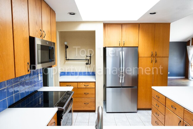 Building Photo - Stunning 4-Bedroom 4 bed / 3 bath / 2,344 ...
