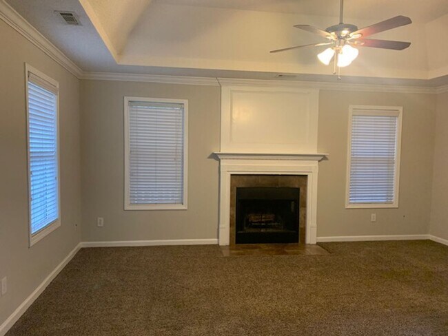 Building Photo - Adorable 3BR / 2 BATH RANCH