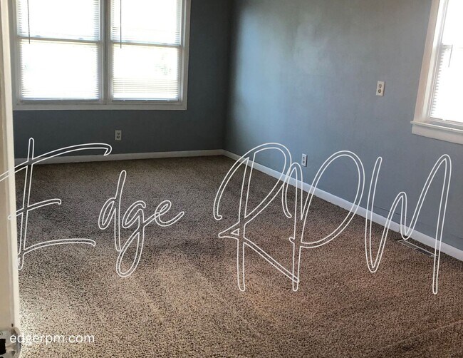 Building Photo - 4 bed/2 bath with 2nd Living room!