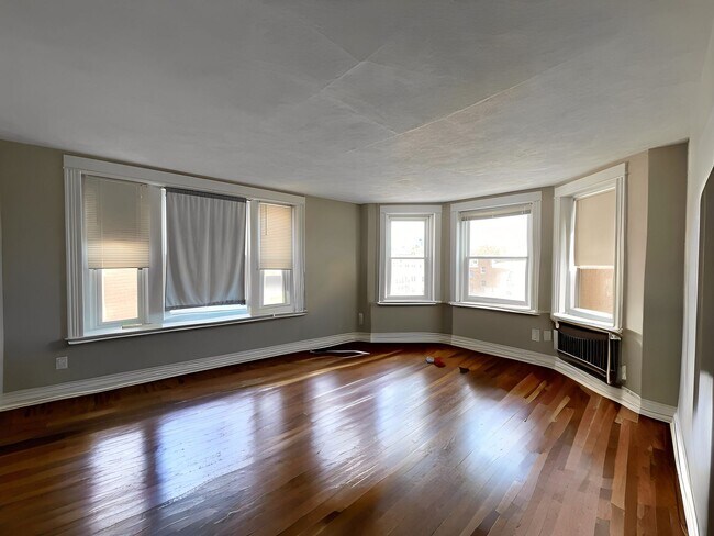 Building Photo - 7/1 Oversized 2BR in Coolidge Corner, near...