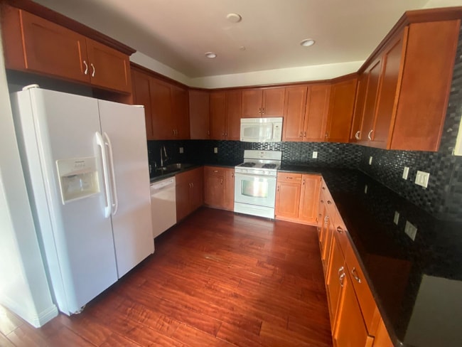 Building Photo - 332 S Virgil Ave