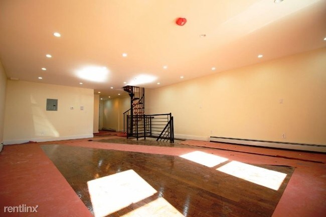 Building Photo - 161 Covert St