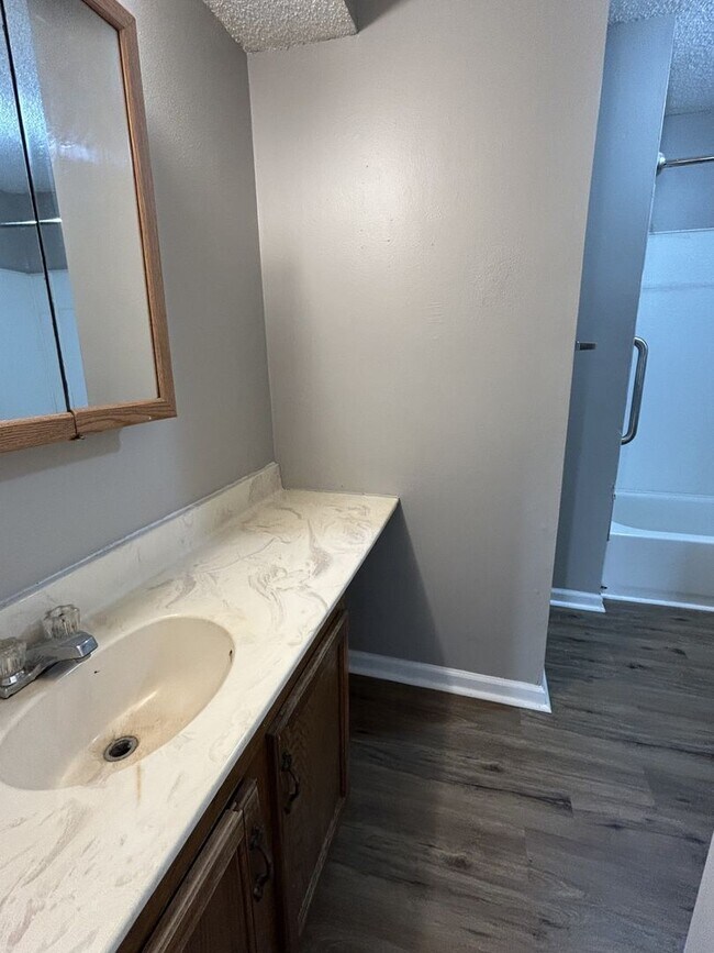 Building Photo - 2 Bedroom/ 1 Bathroom Duplex