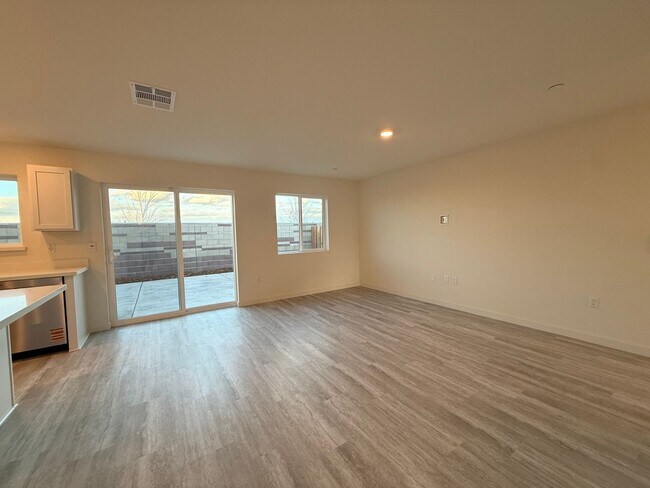 Foto del edificio - 4 Bed 2.5 Ba 2 Story 2 Car