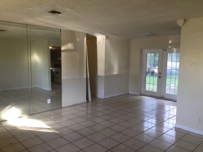 Foto del edificio - Large 3-1 house in the Manors  with big backyard and central air